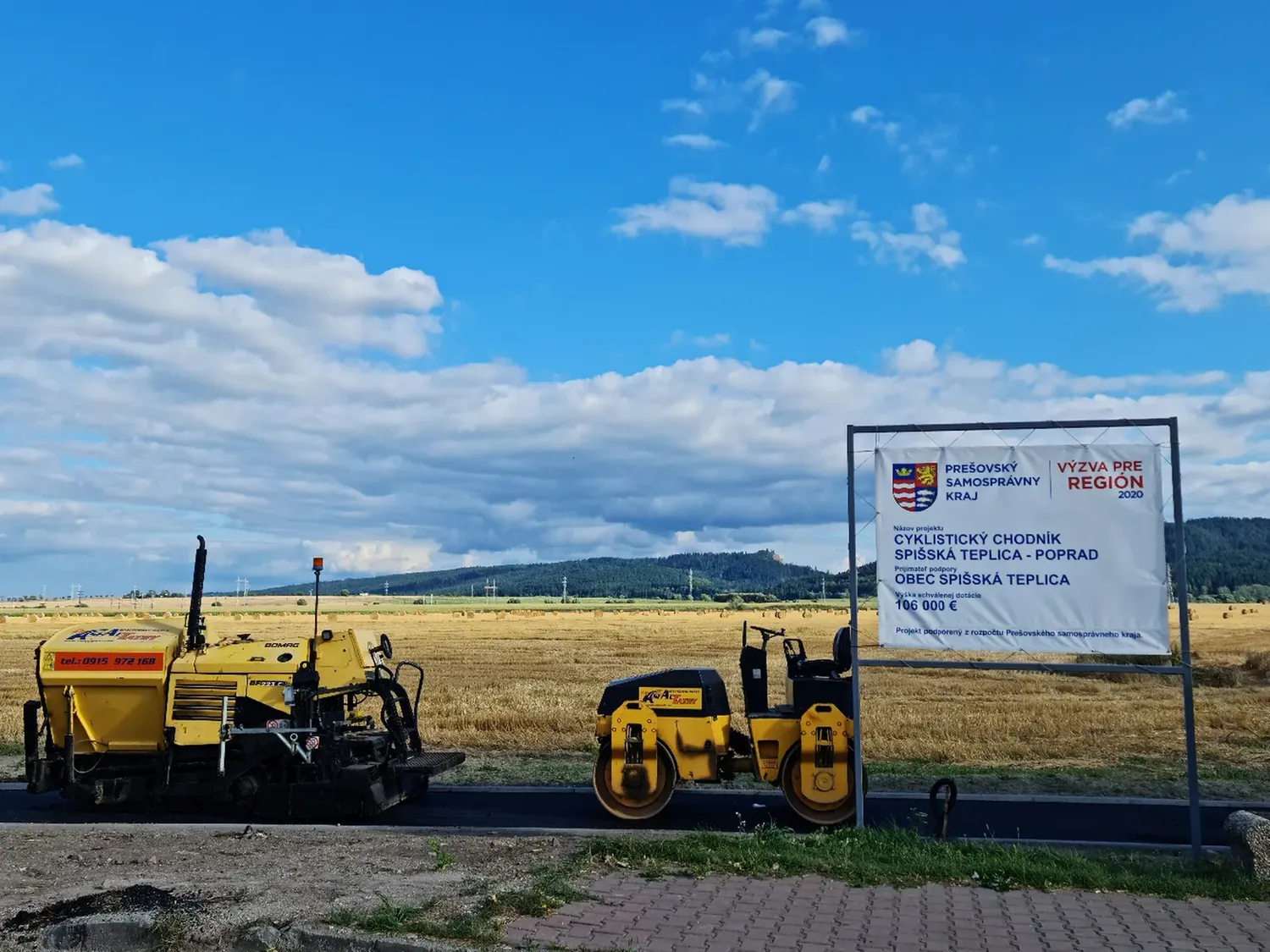 August 2021 — finišujúce práce a tabuľa projektu podporeného dotáciou 106 000 € z Prešovského samosprávneho kraja